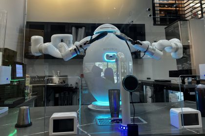 Les robots baristas dotés d’IA arrivent dans la Silicon Valley, mais la culture du café de San Jose repose sur la communauté
