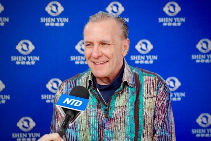 Un ancien entraîneur olympique impressionné par la perfection des mouvements des danseurs de Shen Yun