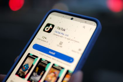 La commission TikTok presse pour interdire les réseaux sociaux aux moins de 15 ans