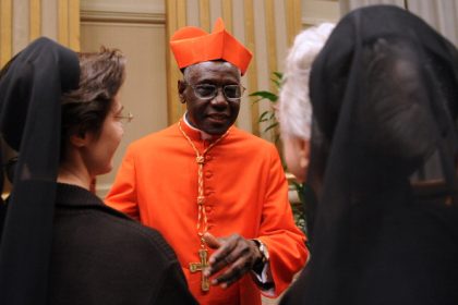 Qui est le cardinal Robert Sarah, parmi les favoris chez les conservateurs pour succéder au pape François ?