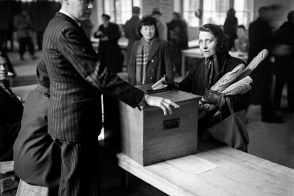 Il y a 80 ans, les femmes françaises déposaient leur tout premier bulletin de vote dans l&rsquo;urne
