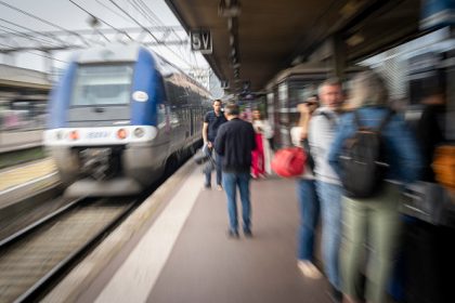Isère : une femme couchée entre les rails échappe à la mort après le passage d&rsquo;un train