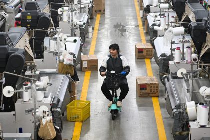 L&rsquo;activité industrielle chinoise s&rsquo;effondre avec l&rsquo;entrée en vigueur des tarifs douaniers américains