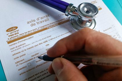 Arrêts maladie : les salariés fraudeurs pourraient bientôt être licenciés par leurs employeurs