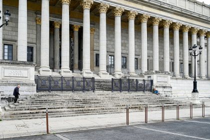 Jeune tué près de Lyon : trois jeunes de 18 à 20 ans mis en examen et écroués