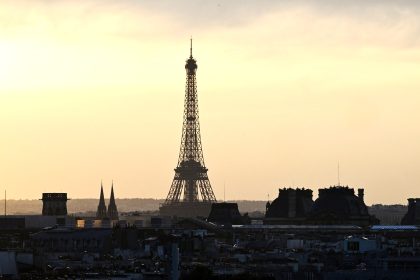 La tour Eiffel sera éteinte lundi soir en hommage au pape François