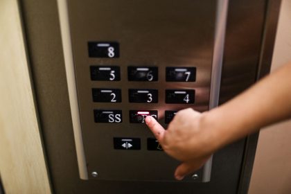 Trop de pannes d&rsquo;ascenseurs : des appareils vétustes, vandalisés et un calvaire pour les usagers