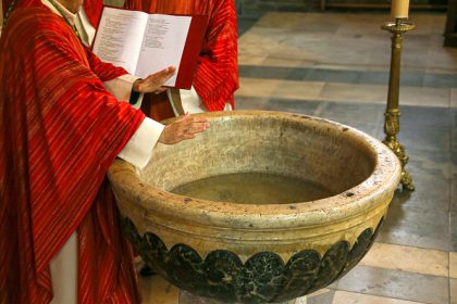 Forte hausse des baptêmes : plus de 10.000 adultes seront baptisés dans l&rsquo;Église catholique à Pâques