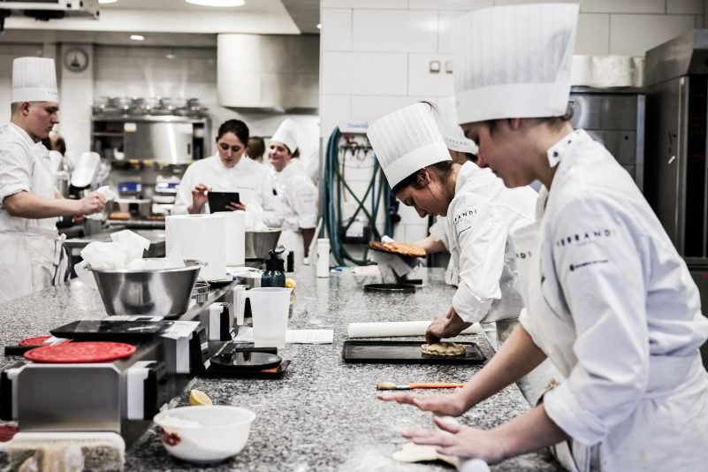 Hausse de l&rsquo;apprentissage: les entreprises devront verser 750€ pour embaucher un alternant en Bac+3