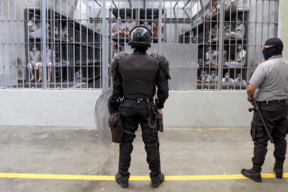Dix autres membres présumés de gangs criminels expulsés des États-Unis vers le Salvador