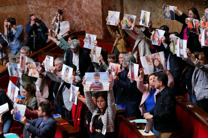 Les députés LFI brandissent des affiches d&rsquo;enfants palestiniens à l&rsquo;Assemblée