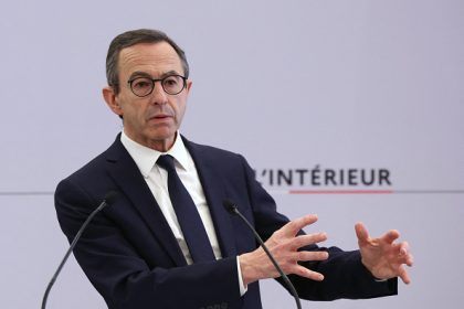 « Aimer la France, ça se mérite » : Bruno Retailleau souhaite la « fouille des téléphones » des personnes en situation irrégulière