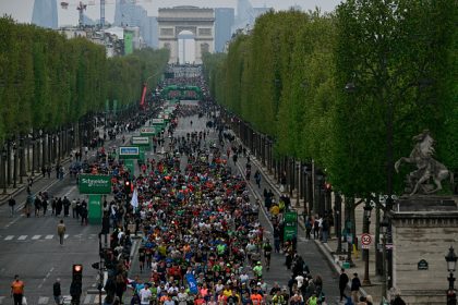 « Une triple surprise » : une demande en mariage très spéciale au marathon de Paris fait le buzz sur les réseaux sociaux