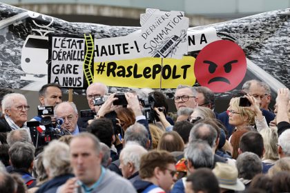Lignes SNCF oubliées : à bord des « trains de la colère », « l&rsquo;exaspération » des usagers et des élus