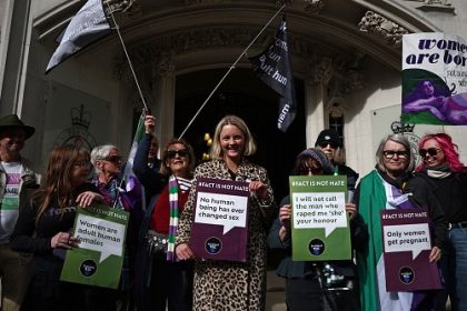 « Les femmes peuvent désormais se sentir en sécurité » : la définition légale d&rsquo;une femme repose sur le sexe biologique, statue la Cour suprême britannique