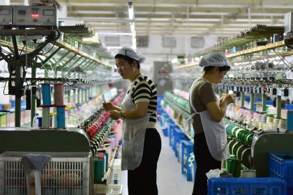 Les travailleurs et les entreprises de Chine craignent une crise économique alors que Pékin promet de « lutter jusqu&rsquo;au bout » contre les droits de douane américains