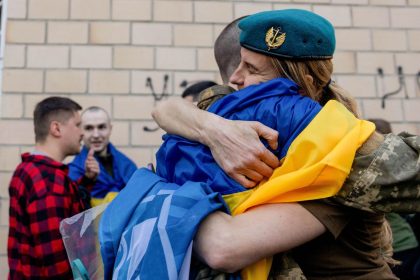 Russie et Ukraine entament un échange record de prisonniers