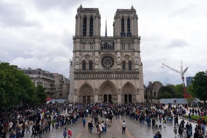 À Notre-Dame de Paris, croyants et touristes choqués et attristés par la mort du pape