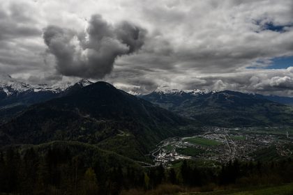 Dans la vallée de l’Arve, le Mont-Blanc surplombe une chape de pollution