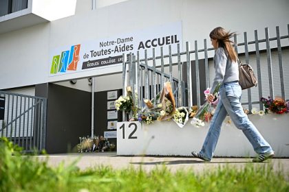 Lycéenne tuée à Nantes : les élèves, fleurs blanches à la main, rendent hommage aux victimes