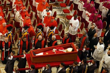 La dépouille du pape François est placée dans la basilique Saint-Pierre pour être exposée au public