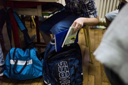 Près de 1000 contrôles de sacs dans les écoles depuis mars, 94 armes blanches saisies
