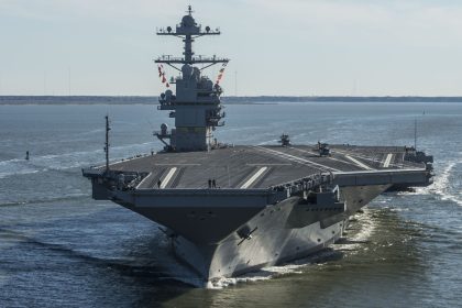 Donald Trump signe des décrets visant à stimuler les achats d&rsquo;armes ainsi que la construction navale et à rationaliser les ventes d&rsquo;armes