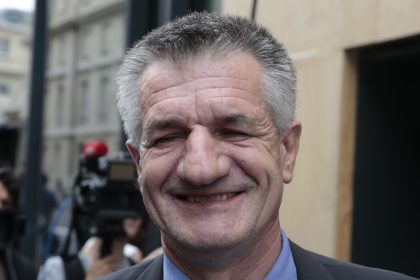 « J’ai décidé de monter sur scène pour vous raconter MA VIE » : Jean Lassalle sera sur les planches en octobre à Paris