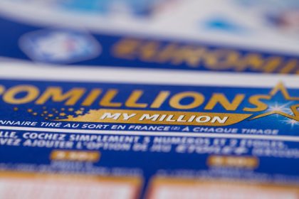 EuroMillions : il gagne 1,2 million d’euros en retrouvant par hasard un ticket oublié 4 mois dans sa « voiture poubelle »