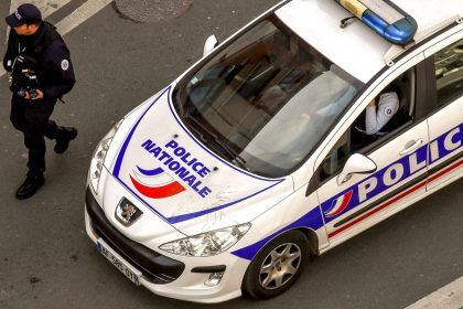 À bord de sa voiture sans permis, il double un véhicule et fait un doigt d’honneur… à la patronne des policiers