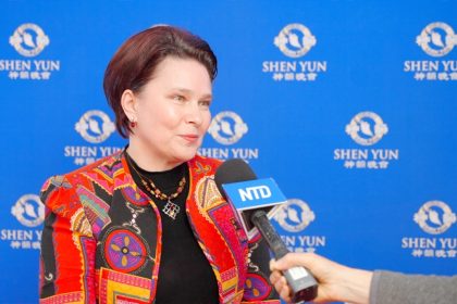 Une professeure de musique applaudit Shen Yun : « Bravo, du fond du cœur ! »