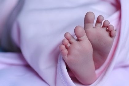 Accusés de meurtre, ils frottaient de l&rsquo;éthanol sur les gencives de leur bébé de quatre mois