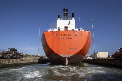 Donald Trump veut que les navires américains empruntent gratuitement les canaux de Panama et de Suez