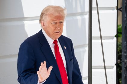 Donald Trump affirme que la Chine a paniqué en imposant des droits de douane de rétorsion