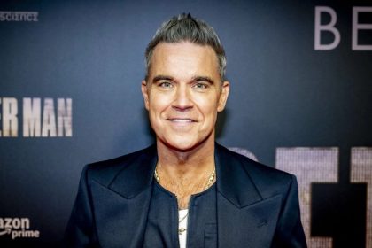 Le chanteur britannique Robbie Williams dit souffrir de la « maladie des pirates du XVIIe siècle » après une perte de poids extrême