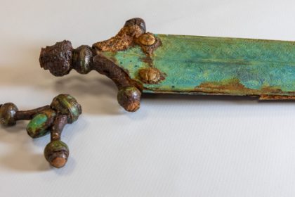 Une découverte « exceptionnelle » dans l’Allier : une épée et son fourreau richement décoré, datant du IVe siècle avant J.-C.
