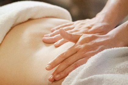 Le massage abdominal peut soulager la constipation