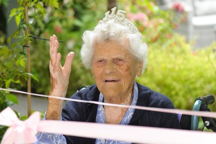« Je ne me dispute jamais avec personne ! » : la Britannique Ethel Caterham, doyenne de l&rsquo;humanité à 115 ans