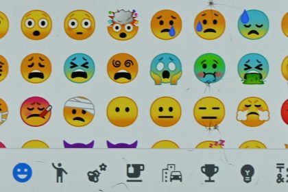 L&rsquo;utilisation d&rsquo;émojis pourrait indiquer l&rsquo;intelligence émotionnelle et le style d&rsquo;attachement