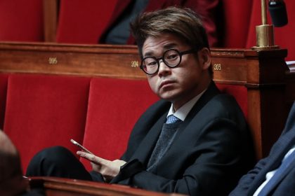Devenu Eva, l’ancien député Joachim Son-Forget aurait vidé le mini-bar et volé des robes dans un bureau de l’Assemblée