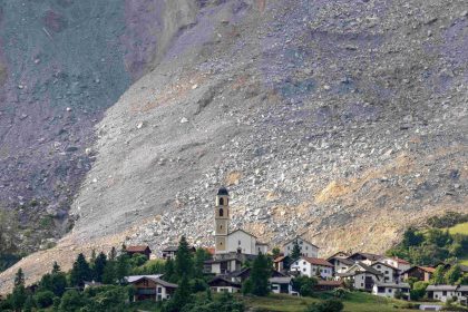 « C&rsquo;est très rare » : un petit village suisse quasi détruit après l&rsquo;effondrement d&rsquo;un glacier, une personne portée disparue