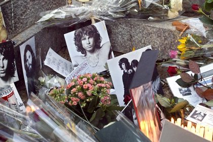Jim Morrison : le buste disparu de sa tombe à Paris retrouvé 30 ans plus tard