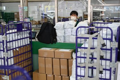 Donald Trump signe un décret réduisant les droits de douane sur les colis bon marché en provenance de Chine