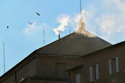 Vatican : de la fumée blanche aperçue, un pape élu