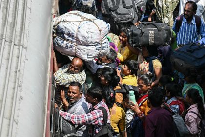 Inde : dans la gare de Jammu, des milliers d&rsquo;habitants en fuite