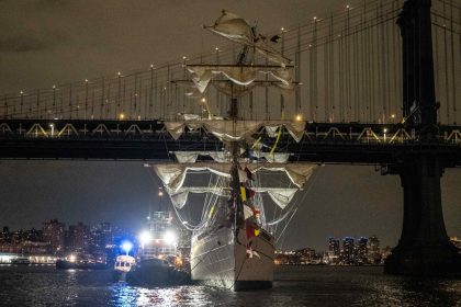 Un navire-école de la marine mexicaine s&rsquo;écrase contre le pont de Brooklyn à New York, faisant 2 morts