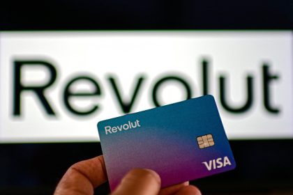 Investissement massif, siège à Paris… pourquoi la banque en ligne Revolut choisit la France ?
