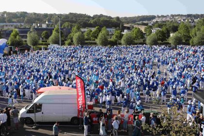 « On a schtroumpfé le record ! » : Landerneau bat le record du monde avec plus de 3000 Schtroumpfs