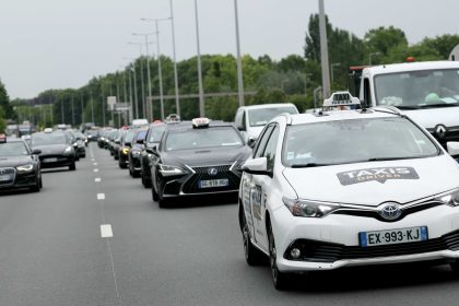 Taxis : le gouvernement ne fera pas machine arrière et appelle au calme