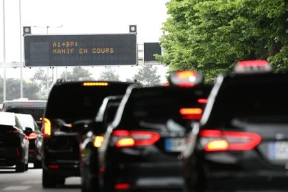 Aéroports, pompes à essence : les taxis manifesteront en septembre pour « mettre le pays à l&rsquo;arrêt »